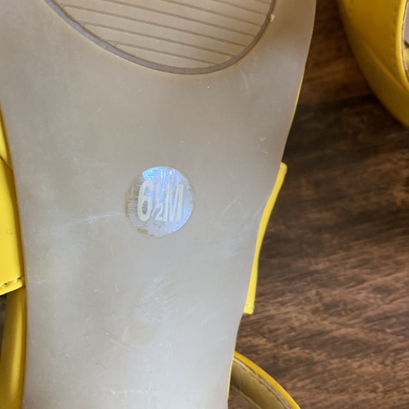 G BY GUESS YELLOW HIGH HEELS - Picture 5 of 7